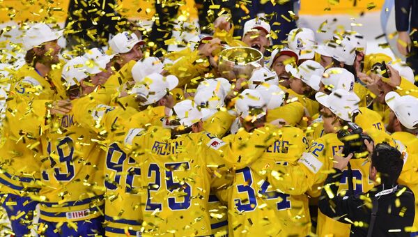 Игроки сборной Швеции на церемонии награждения чемпионата мира по хоккею 2017 в Кельне Игроки сборной Швеции на церемонии награждения чемпионата мира по хоккею 2017 в Кельне