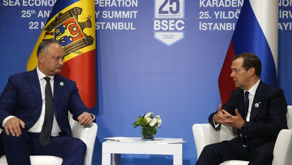 Председатель правительства РФ Дмитрий Медведев и президент Молдавии Игорь Додон на полях саммита глав ОЧЭС в Стамбуле. 22 мая 2017 Председатель правительства РФ Дмитрий Медведев и президент Молдавии Игорь Додон на полях саммита глав ОЧЭС в Стамбуле. 22 мая 2017