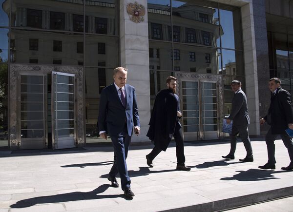 Заместитель министра иностранных дел РФ Анатолий Антонов выходит из здания Совета Федерации РФ. 22 мая 2017 Заместитель министра иностранных дел РФ Анатолий Антонов выходит из здания Совета Федерации РФ. 22 мая 2017