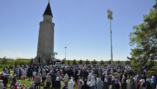 Верующие собираются у Малого минарета Верующие собираются у Малого минарета