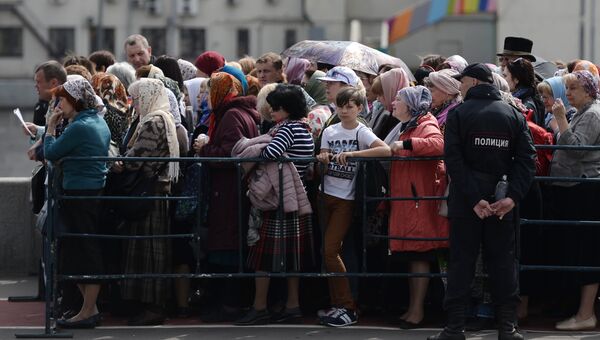 Верующие стоят в очереди к храму Христа Спасителя, где находится ковчег с мощами святителя Николая Чудотворца. 23 мая 2017 Верующие стоят в очереди к храму Христа Спасителя, где находится ковчег с мощами святителя Николая Чудотворца. 23 мая 2017