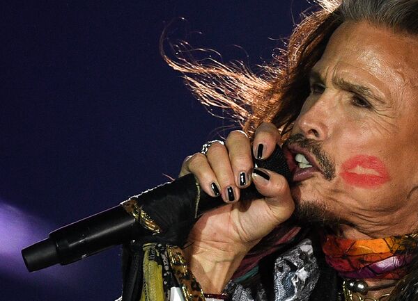 Солист американской группы Aerosmith Стивен Тайлер во время концерта в спорткомплексе Олимпийский в Москве Солист американской группы Aerosmith Стивен Тайлер во время концерта в спорткомплексе Олимпийский в Москве