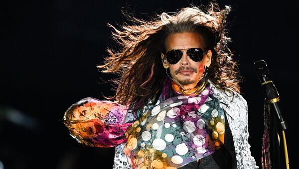 Солист американской группы Aerosmith Стивен Тайлер во время концерта в спорткомплексе Олимпийский в Москве Солист американской группы Aerosmith Стивен Тайлер во время концерта в спорткомплексе Олимпийский в Москве