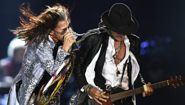 Солист американской группы Aerosmith Стивен Тайлер (слева) и гитарист группы Брэд Уитфорд во время концерта в спорткомплексе Олимпийский в Москве Солист американской группы Aerosmith Стивен Тайлер (слева) и гитарист группы Брэд Уитфорд во время концерта в спорткомплексе Олимпийский в Москве