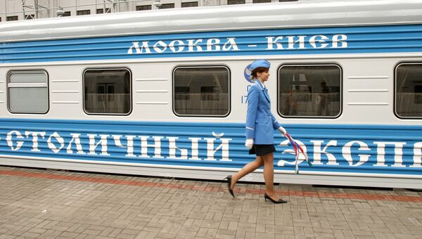 Поезд Москва - Киев на Киевском вокзале Поезд Москва - Киев на Киевском вокзале