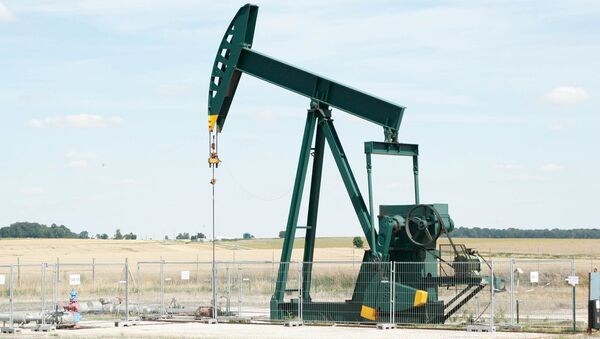 Добыча нефти. Архивное фото Добыча нефти. Архивное фото