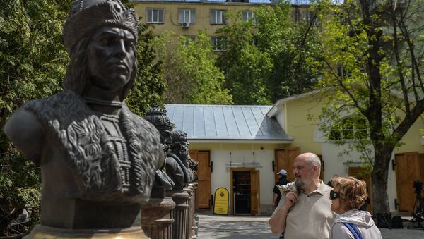 Посетители на открытии Аллеи Правителей в Москве Посетители на открытии Аллеи Правителей в Москве
