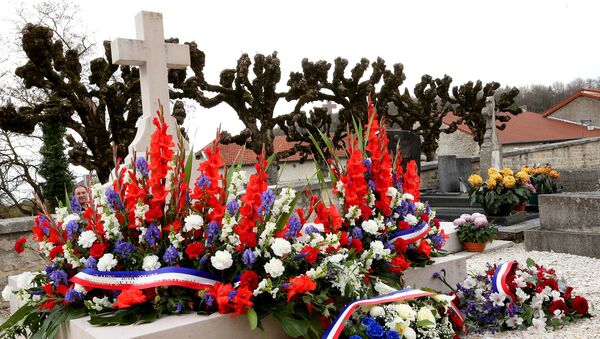 Могила Шарля де Голля в Коломбэ-ле-Дез-Эглиз. Архивное фото Могила Шарля де Голля в Коломбэ-ле-Дез-Эглиз. Архивное фото