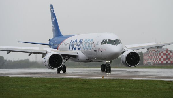 Новый российский пассажирский самолет МС-21 перед своим первым полетом Новый российский пассажирский самолет МС-21 перед своим первым полетом