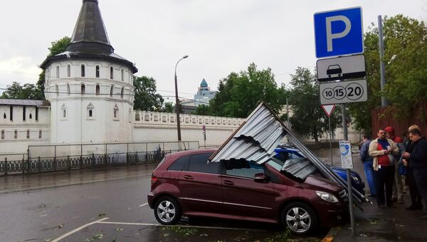 Автомобиль, пострадавший в результате урагана в Москве. Архивное фото Автомобиль, пострадавший в результате урагана в Москве. Архивное фото