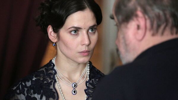 Актриса Юлия Снигирь на съемках сериала Хождение по мукам Актриса Юлия Снигирь на съемках сериала Хождение по мукам