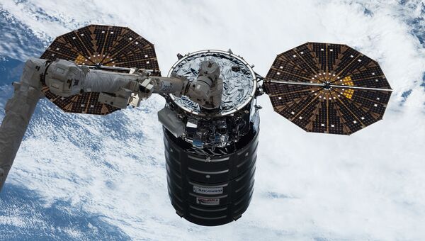 Американский космический грузовик Cygnus пристыковался к МКС. 22 апреля 2017 Американский космический грузовик Cygnus пристыковался к МКС. 22 апреля 2017