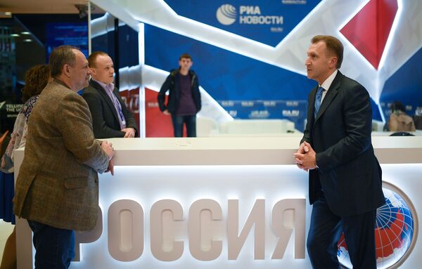Заместитель председателя правительства РФ Игорь Шувалов у стенда МИА Россия сегодня накануне открытия Санкт-Петербургского международного экономического форума 2017. 31 мая 2017 Заместитель председателя правительства РФ Игорь Шувалов у стенда МИА Россия сегодня накануне открытия Санкт-Петербургского международного экономического форума 2017. 31 мая 2017