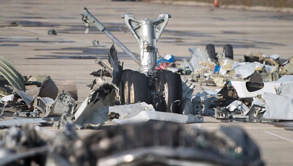 Обломки упавшего самолета Минобороны РФ Ту-154 на территории сочинского аэропорта. Архивное фото Обломки упавшего самолета Минобороны РФ Ту-154 на территории сочинского аэропорта. Архивное фото