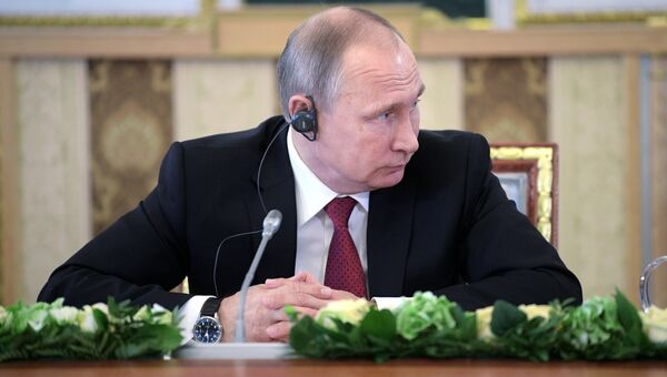 Президент РФ Владимир Путин во время встречи с представителями мировых информационных агентств. 1 июня 2017 Президент РФ Владимир Путин во время встречи с представителями мировых информационных агентств. 1 июня 2017