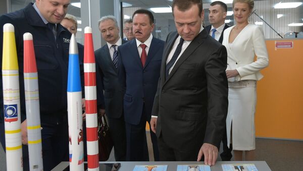 Председатель правительства РФ Дмитрий Медведев во время посещения детского технопарка Кванториум. 1 июня 2017 Председатель правительства РФ Дмитрий Медведев во время посещения детского технопарка Кванториум. 1 июня 2017