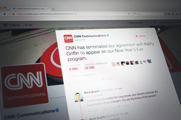 Телеканал CNN заявил о расторжении контракта с Кэти Гриффин по участию в новогодней программе в качестве соведущей Телеканал CNN заявил о расторжении контракта с Кэти Гриффин по участию в новогодней программе в качестве соведущей