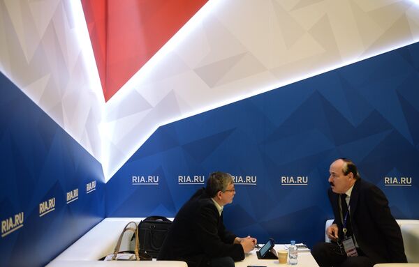 Глава Республики Дагестан Рамазан Абдулатипов (справа) во время интервью журналистам на стенде РИА Новости на Санкт-Петербургском международном экономическом форуме 2017 Глава Республики Дагестан Рамазан Абдулатипов (справа) во время интервью журналистам на стенде РИА Новости на Санкт-Петербургском международном экономическом форуме 2017