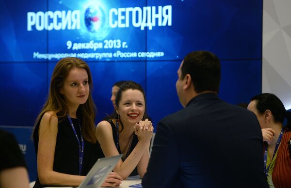 Участники форума на стенде РИА Новости на Санкт-Петербургском международном экономическом форуме 2017 Участники форума на стенде РИА Новости на Санкт-Петербургском международном экономическом форуме 2017