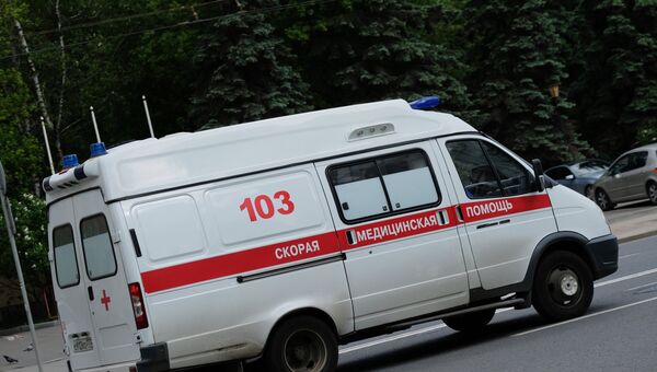 Автомобиль скорой помощи на улице Москвы Автомобиль скорой помощи на улице Москвы