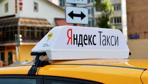 Световой короб на крыше автомобиля службы Яндекс.Такси. Архивное фото Световой короб на крыше автомобиля службы Яндекс.Такси. Архивное фото
