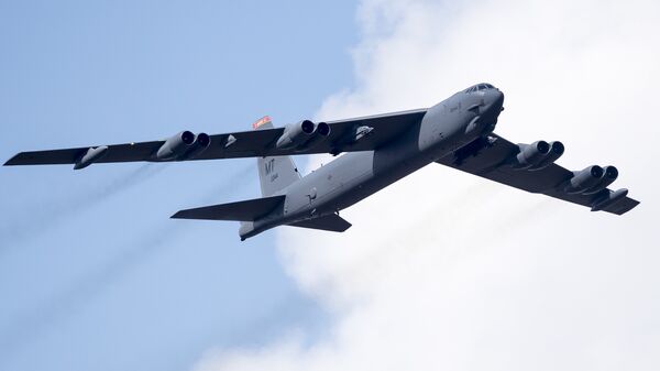 Американский бомбардировщик B-52 в воздушном пространстве Литвы во время учений НАТО Американский бомбардировщик B-52 в воздушном пространстве Литвы во время учений НАТО