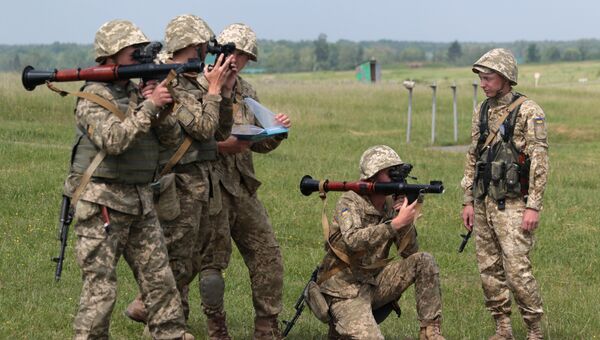 Военнослужащие вооруженных сил Украины во время военных учений на Яворовском полигоне во Львовской области Военнослужащие вооруженных сил Украины во время военных учений на Яворовском полигоне во Львовской области