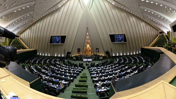 В зале заседаний парламента Ирана (Исламского консультативного совета - Меджлиса) в Тегеране В зале заседаний парламента Ирана (Исламского консультативного совета - Меджлиса) в Тегеране