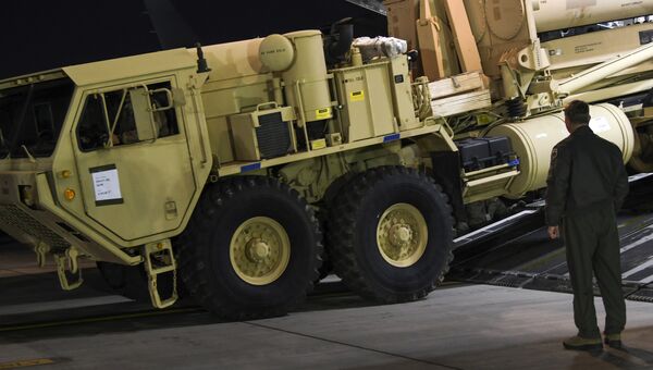 Разгрузка оборудования для развертывания системы ПВО THAAD. Архивное фото Разгрузка оборудования для развертывания системы ПВО THAAD. Архивное фото