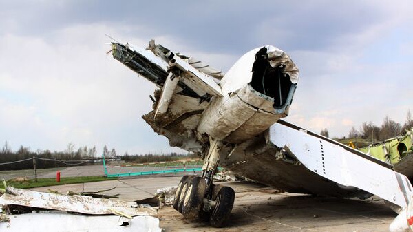 Обломки польского правительственного самолета Ту-154 на охраняемой площадке аэродрома в Смоленске Обломки польского правительственного самолета Ту-154 на охраняемой площадке аэродрома в Смоленске