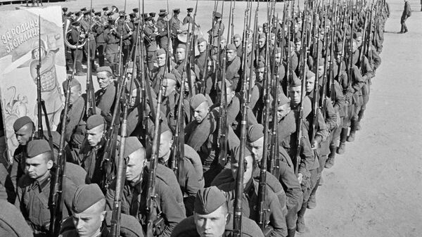 Мобилизация. Колонны бойцов движутся на фронт. Москва, 23 июня 1941 года Мобилизация. Колонны бойцов движутся на фронт. Москва, 23 июня 1941 года