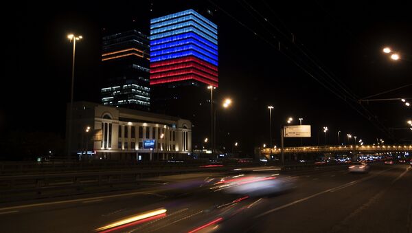 Фасад здания офиса Mail.Ru Group, подсвеченный цветами российского флага в преддверии Дня России Фасад здания офиса Mail.Ru Group, подсвеченный цветами российского флага в преддверии Дня России