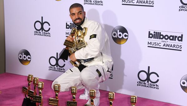 Канадский рэппер Дрейк позирует с наградами на церемонии вручения премии Billboard Music Awards в Лас-Вегасе Канадский рэппер Дрейк позирует с наградами на церемонии вручения премии Billboard Music Awards в Лас-Вегасе