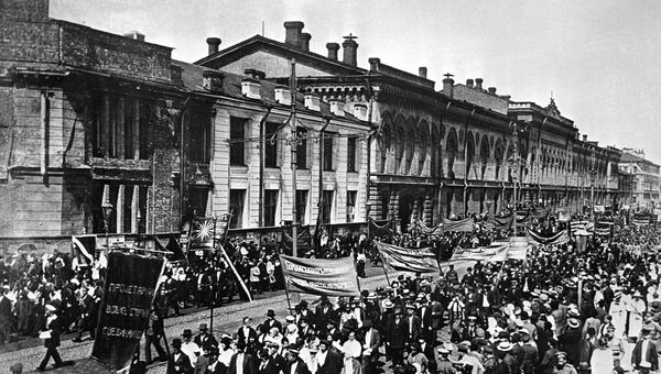 Июльская демонстрация 1917 года в Петрограде под лозунгом Вся власть Советам Июльская демонстрация 1917 года в Петрограде под лозунгом Вся власть Советам