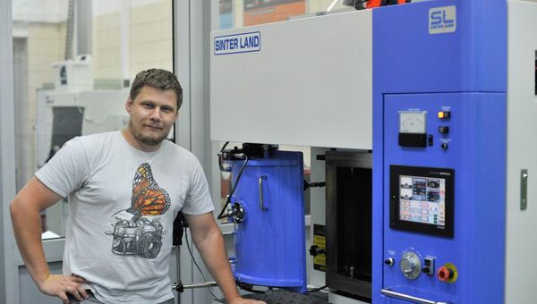 Сотрудник Центра энергоэффективности НИТУ «МИСиС» Андрей Воронин на фоне установки электроискрового спекания Сотрудник Центра энергоэффективности НИТУ «МИСиС» Андрей Воронин на фоне установки электроискрового спекания