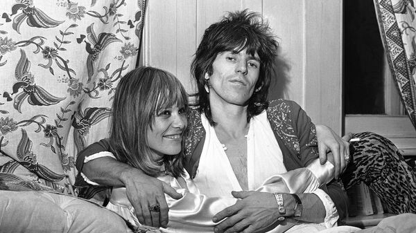 Гитарист Rolling Stones Кит Ричардс и его спутница Анита Палленберг в Лондоне. 8 декабря 1969 Гитарист Rolling Stones Кит Ричардс и его спутница Анита Палленберг в Лондоне. 8 декабря 1969
