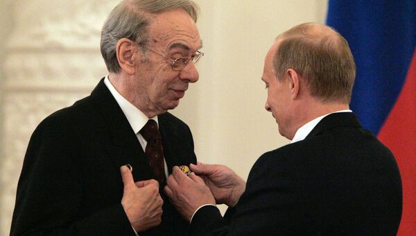 Артист кино, кинорежиссер Алексей Баталов и президент России Владимир Путин на церемонии вручения Государственных премий в Кремле Артист кино, кинорежиссер Алексей Баталов и президент России Владимир Путин на церемонии вручения Государственных премий в Кремле