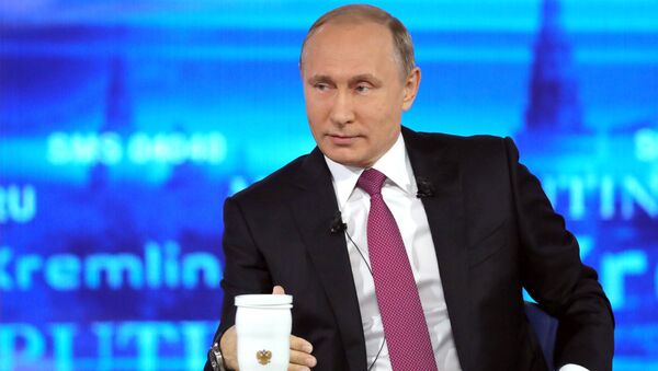 Президент РФ Владимир Путин отвечает на вопросы россиян в основной студии московского Гостиного двора во время ежегодной специальной программы Прямая линия с Владимиром Путиным. 15 июня 2017 Президент РФ Владимир Путин отвечает на вопросы россиян в основной студии московского Гостиного двора во время ежегодной специальной программы Прямая линия с Владимиром Путиным. 15 июня 2017