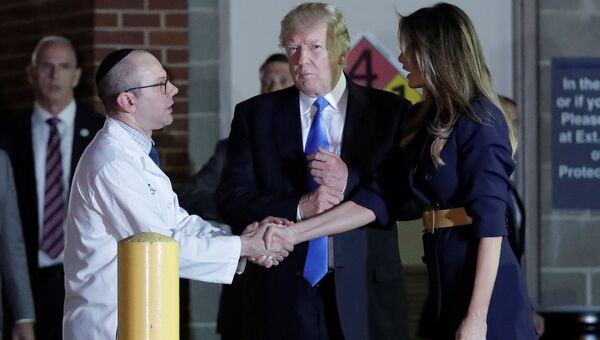 Президент США Дональд Трамп и первая леди Меланья Трамп после посещения пострадавших жертв в Александрии, штат Вирджиния. 14 июня 2017 Президент США Дональд Трамп и первая леди Меланья Трамп после посещения пострадавших жертв в Александрии, штат Вирджиния. 14 июня 2017