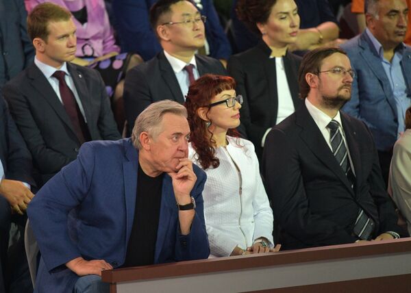 Актер Юрий Стоянов в основной студии московского Гостиного двора во время ежегодной специальной программы Прямая линия с Владимиром Путиным. 15 июня 2017 Актер Юрий Стоянов в основной студии московского Гостиного двора во время ежегодной специальной программы Прямая линия с Владимиром Путиным. 15 июня 2017