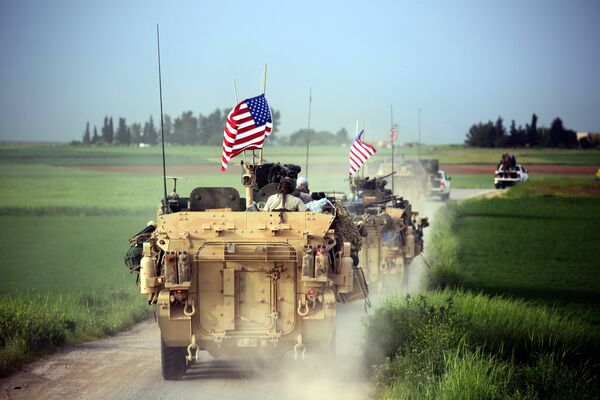 Военные США занимают позиции возле деревни Дарбасия, Сирия Военные США занимают позиции возле деревни Дарбасия, Сирия