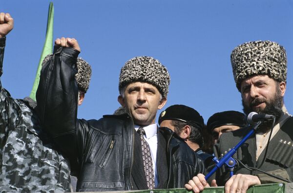 Премьер-министр Чеченской республики Аслан Масхадов и и.о. Президента Чеченской республики Зелимхан Яндарбиев Премьер-министр Чеченской республики Аслан Масхадов и и.о. Президента Чеченской республики Зелимхан Яндарбиев