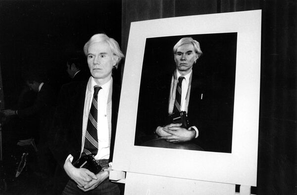 Автопортрет Энди Уорхола, снятый на Polaroid Автопортрет Энди Уорхола, снятый на Polaroid