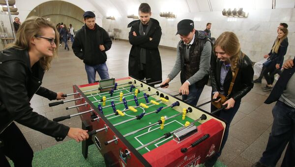 Настольный футбол в переходе между станциями метро Пушкинская и Чеховская, установленный в московском метрополитене в преддверии Кубка конфедераций Настольный футбол в переходе между станциями метро Пушкинская и Чеховская, установленный в московском метрополитене в преддверии Кубка конфедераций