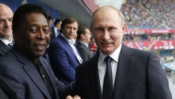 Футболист Пеле и Владимир Путин на стадионе Санкт-Петербург перед началом матча Кубка конфедераций-2017 между сборными России и Новой Зеландии. 17 июня 2017 Футболист Пеле и Владимир Путин на стадионе Санкт-Петербург перед началом матча Кубка конфедераций-2017 между сборными России и Новой Зеландии. 17 июня 2017