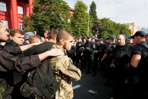 Полиция блокирует протестующих против ЛГБТ во время марша равенства в Киеве. 18 июня 2017 Полиция блокирует протестующих против ЛГБТ во время марша равенства в Киеве. 18 июня 2017