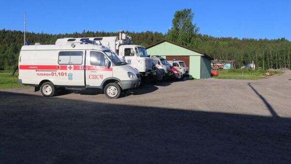 Автомобили скорой помощи и МЧС во время поисковых работ на Ладожском озере, где перевернулась лодка с подростками. 20 июня 2017 Автомобили скорой помощи и МЧС во время поисковых работ на Ладожском озере, где перевернулась лодка с подростками. 20 июня 2017