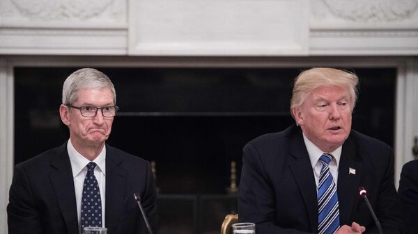 Генеральный директор Apple Тим Кук слушает президента США Дональда Трампа во время круглого стола в Белом доме в Вашингтоне Генеральный директор Apple Тим Кук слушает президента США Дональда Трампа во время круглого стола в Белом доме в Вашингтоне