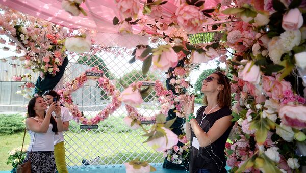 На открытии V Московского международного фестиваля садов и цветов Moscow Flower Show в парке Музеон в 2016г. Архивное фото На открытии V Московского международного фестиваля садов и цветов Moscow Flower Show в парке Музеон в 2016г. Архивное фото