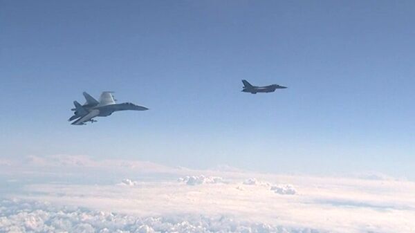 Истребитель НАТО F-16 и российский истребитель Су-27 над водами Балтики Истребитель НАТО F-16 и российский истребитель Су-27 над водами Балтики